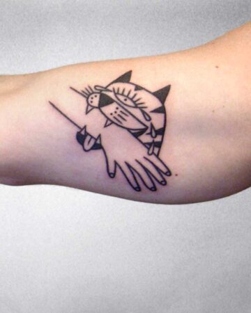 mini tattoo black and white mini on the arm on the forearm tiger one-eyed bites the hand and cries graphics minimalism