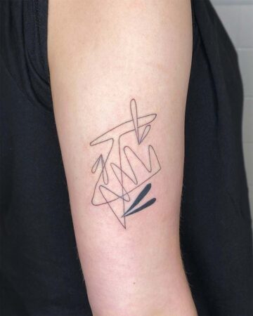 Close-up of an arm featuring an abstract tattoo design. The minimalist tattoo consists of fine black lines forming geometric shapes and a pair of dark, teardrop-shaped elements. This line art tattoo is a modern example of abstract tattoo artistry. Done by tattoo artists in our fine line tattoo studio parlour shop Canggu, Bali