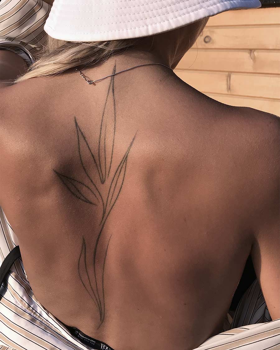 tattoo-black-and-white-on-the-back-minimalism-flower-feminine-for-girls-