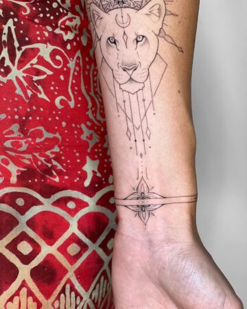 Tattoo bracelet mandala bend wrist hand fineline black singleneedle geometry minimalistic dotwork lion face moon