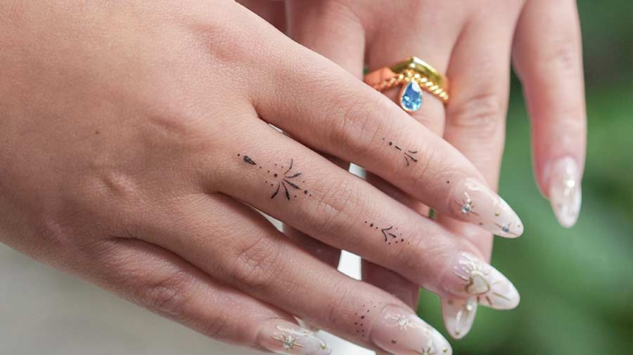 FINGER TATTOO GALLERY